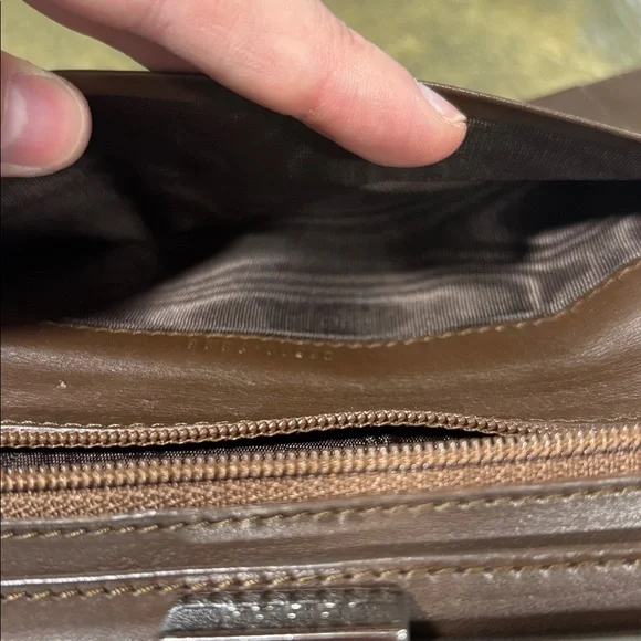 ✨ REHAB OPPORTUNITY!✨ Gucci Beige and Brown Monogram Wallet - Picture 13 of 17